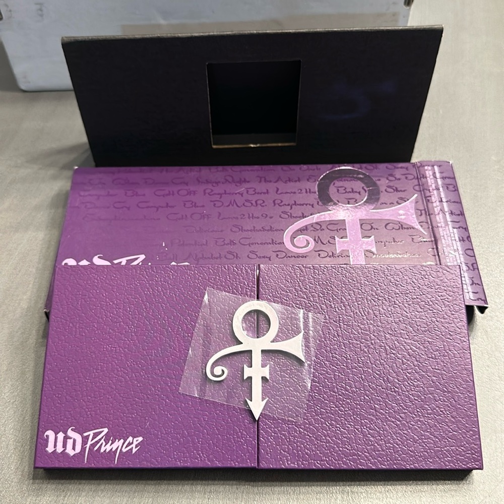 NEW - URBAN DECAY X PRINCE LET’S GO CRAZY EYESHADOW PALETTE
Limited-Edition